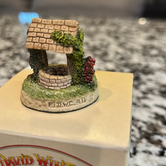 David Winter Cottage Cameos Penny Wishing Well - Picture 4 of 6